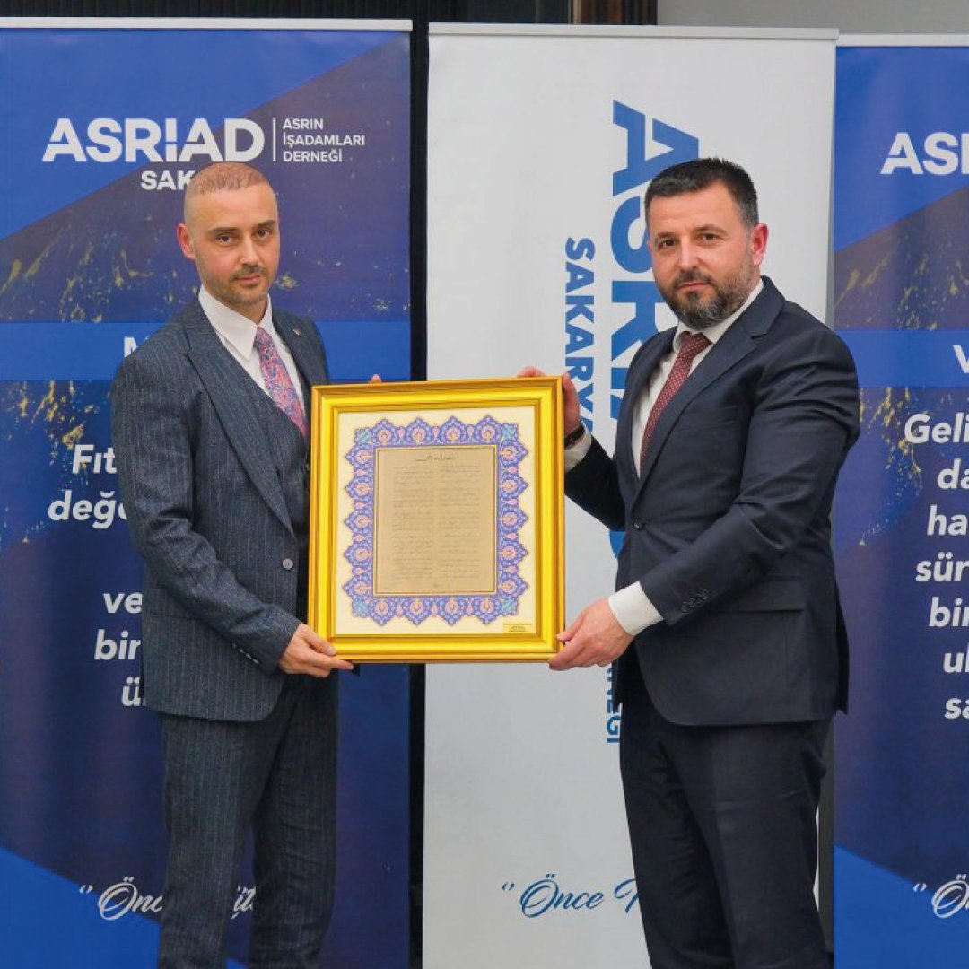 ASRİAD Sakarya’nın Şubat ayı konuğu, ekranların tanınan yüzü Prof. Dr. Selman Öğüt oldu. ASRİAD Özel “ABD, Venezuela, İran ve Suriye’de Yaşanan Gelişmeler”